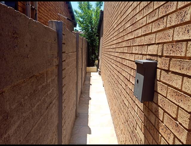 2 BEDROOM DUPLEX FOR SALE IN VAN RIEBEECK PARK